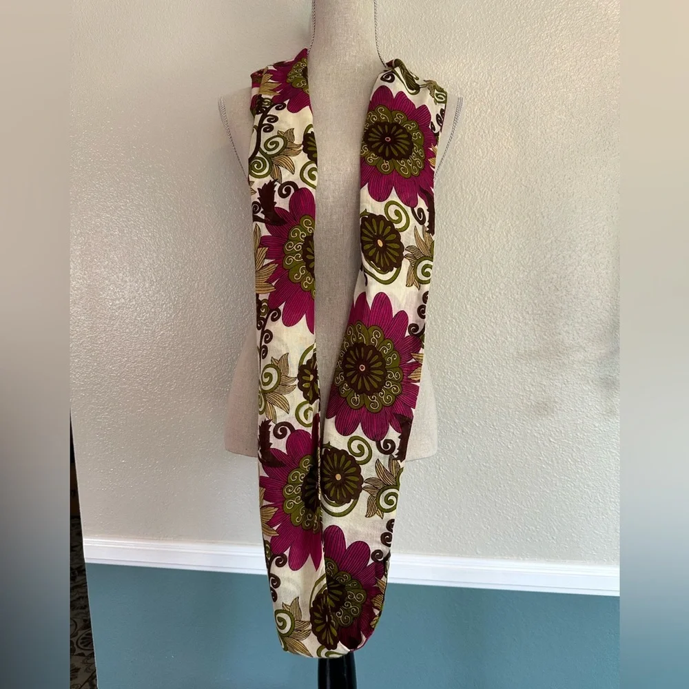 Gorgeous infinity scarf! - Picture 2 of 3